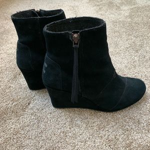Toms wedge suede bootie in black